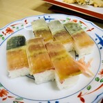 天ぷら食堂 魚徳 - バッテラの鯖は柔らかしっかり酢で締まって昆布の旨味が効いてる。シャリはやや甘味もあり美味しい。腹八分目満足。