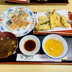 天ぷら食堂 魚徳 - 注文から8分程で提供。熱熱赤だしはあっさりまろやか優しいお味。天汁はスッキリな味加減。