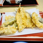 天ぷら食堂 魚徳 - 舞茸はサクッと程良く揚がってる。ハモはほっくり柔らか旨い。スナップエンドウ2個は甘くて旨い。茄子はジューシー。かぼちゃもホクホクでやっぱり揚げたてがイイ。キスはほろっと身が崩れて美味。