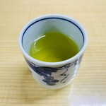 天ぷら食堂 魚徳 - 大将が快くお茶のお代わりをしてくれた。帰りに車の左後ろのホイールを擦ってしまい大ショック。