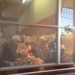 らーめん芝浜 - 待合から店内の様子