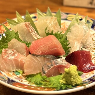 吟魚のはなれ  吟チロリ - 料理写真:・名物！刺身盛り 一人前 800円/税抜
(アジ、サワラ、スズキ、黒鯛、真鯛、平目、神経〆 生穴子、メジカ、メジマグロ トロ)