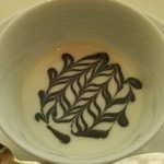 レストランひらまつ レゼルヴ - 絶品アミューズ　トリュフのソース、カリフラワー、下にはコンソメのゼリー