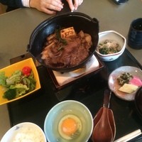 和食 清水 - 私は黒毛和牛すき焼き御膳を注文！
                鍋はもとから火が通っていますが、さらにチャッカマンで温めてくれます。
                
                お肉は大きくてとろけるー！
                火が通り過ぎるとかたくなりますがさすが黒毛和牛！というかんじの柔らかさ！
                
                春菊、しいたけ、えのき、焼き豆腐、白滝、ネギなどが入っていました。
                
                サラダは梅ドレッシング！
                お味噌汁の具はなめこ、豆腐でした。
                
                
                ごはんはかたく、パサパサしていたのが残念>_<
                肉を乗