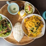 Kitchen おとわ - 友人は油淋鶏とチェダーチーズとミートパスタ