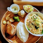 Kitchen おとわ - ハーフ＆ハーフ（鮭のホイル焼き風パスタ＆てごねハンバーグ）