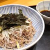 まつの屋 - 辣油蕎麦(税込1,080円)
トッピングは甘辛く焚いた牛肉&白ネギ&刻み海苔
麺は特注の太い蕎麦、香りを楽しむと言うよりも喉越しを楽しむ麺
タレは真昆布&潤目鰯節の出汁に醤油&辣油を加えたピリ辛タイプ