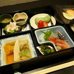 Shikishunsaishimizu - 2013年4月　焼魚定食。今日は鮭でした。これで1000円！