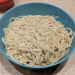 RAMEN とりが - 味付き替え玉（煮干）　具材とタレは器の底、まぜた途端にタレの香りが立ち昇る心憎い演出。