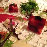 フィオッキ - 北アルプス信州サーモンとビーツのテリーヌ ビーツのマイオネーゼ いろいろなたっぷり野菜とキャヴィア添え