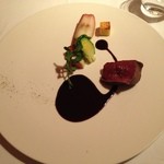 フィオッキ - エゾ鹿のソテー 赤ワインとゴルゴンゾーラチーズ、スパイスのソース 焼きリンゴとポルタ添え