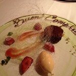 フィオッキ - 牛蒡のピュレを忍ばせた焼きたてフォンダンショコラ 苺のバルサミコ酢マリネとヴァニラのジェラート、牛蒡のクロッカンテ添え