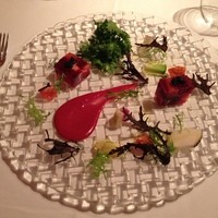 フィオッキ - 北アルプス信州サーモンとビーツのテリーヌ ビーツのマイオネーゼ いろいろなたっぷり野菜とキャヴィア添え