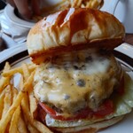 OLU BURGER KYOTO - バンズは両面カリッと焼かれて香ばしかったです。パテは肉々しくジューシー。添えてあるフレンチフライはサクサクカリカリ。