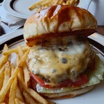 OLU BURGER KYOTO - 訪れたのは日曜のお昼時です。店内にはカウンター席とテーブル席がありました。テーブルは少し小さめ。隣が近かったです