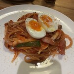 カフェレストランかど屋テラス - 昭和のクラシックナポリタン半熟卵添え