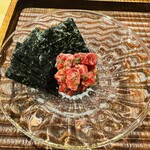 大阪天満宮 鮨とよなが - ニタリクジラの尾の身(ユッケ風)(絶品)