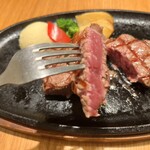 ロッキーズ ステーキハウス - 焼き具合の指定はしてないですが、ミディアムレアぐらいかな