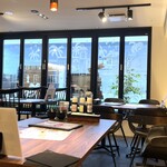 ロッキーズ ステーキハウス - スタイリッシュな店内