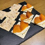 ワイン酒場 201 - クリームチーズとドライフルーツのカナッペ