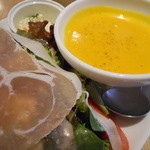 カフェ＆ブックス ビブリオテーク - 海老と生ハムのサラダ＆かぼちゃのスープ