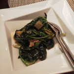 神楽坂芝蘭 - 季節の野菜強火炒め　（本日は縮み法蓮草）