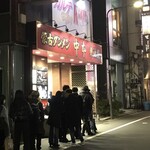 Co Huong Beo - 遅い時間でも行列の蒙古タンメン中本