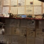 琉球茶屋　くわっち～ - レジ後ろのサインたち