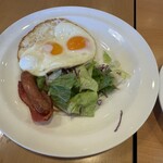 ガスト - 料理写真:目玉焼き+ソーセージ、ベーコンセット
