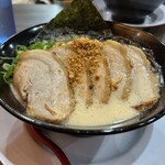 博多らーめん 一心堂 大塚店 - 味玉1個にたっぷりのネギ、キクラゲ、チャーシュー！