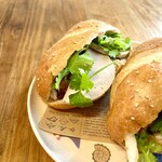 バインミー・サイゴン - バインミーパテ・ハムとローストポーク　¥700