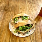 バインミー・サイゴン - バインミーパテ・ハムとローストポーク　¥700