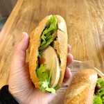 バインミー・サイゴン - バインミーパテ・ハムとローストポーク　¥700