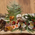祇園 にし - 太刀魚焼き、鴨ソテー金柑添え、鮎の稚魚わさび漬け添えなどおばんざいの盛り合わせ