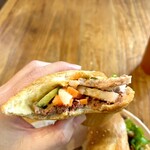 バインミー・サイゴン - バインミーパテ・ハムとローストポーク　¥700