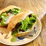 バインミー・サイゴン - バインミーパテ・ハムとローストポーク　¥700