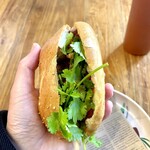 バインミー・サイゴン - バインミーパテ・ハムとローストポーク　¥700