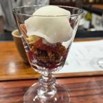 平ちゃん - ベリーとマスカルポーネのいちご大福風パフェ