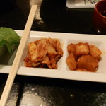 創作おうどん　遊佳 - コースに付いたキムチにはエゴマが６枚も付いてるぞ！