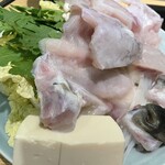 とらふぐ亭 - てっちりの具材、まだ動いてた！