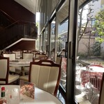 イノダコーヒ - 窓際の席です。ルーミーで暖か。特等席だと思います。