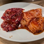 高円寺 焼肉ここち - 左赤身、右ホルモン