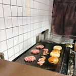 LOVE THIS BURGER - 焼き場。  球体のパティが平べったく♡