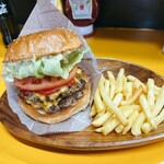 LOVE THIS BURGER - ダブルチーズバーガー  ¥1,650  ポテト付き
