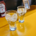 LOVE THIS BURGER - 2人分のお冷  