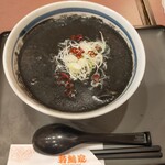 若鯱家 - 写真では少し茶色味があるが、見た目は真っ黒。