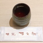 甘党まえだ - ドリンク写真:お茶と手拭き
