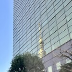 言問団子 - うんこビルに映るスカイツリー