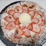 Pizza Luce - 料理写真:苺とカスタードクリームのピッツァ