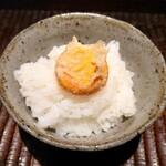 ぬま田 - 卵かけご飯(卵黄の天ぷら)1段階目